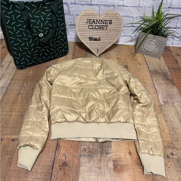 Lululemon Non-Stop Bomber *Reversible
Size 4 - Picture 10 of 16